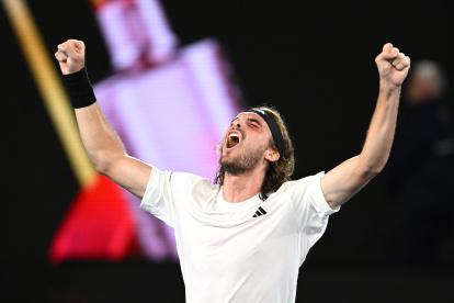 Stefanos Tsitsipas celebra eufórico a manera de desahogo tras vencer a Sinner.