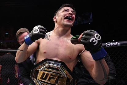Brandon Moreno tras ser declarado campeón mundial de peso mosca UFC.