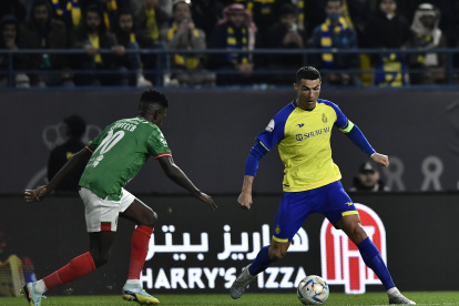 Cristiano Ronaldo (derecha) durante su debut en el campeonato de la Liga Saudí.