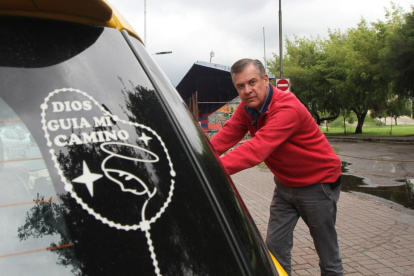 Páez es abogado, licenciado en Ciencias Jurídicas y doctor en Jurisprudencia. Nació en Ibarra y tiene 56 años. En su carrera política fue viceprefecto, diputado, asambleísta y candidato a la Vicepresidencia del Ecuador