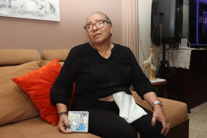 Colostomía. La maestra jubilada Patricia Flores debe someterse a una nueva cirugía que le permita abandonar la bolsa de plástico pegada en su vientre desde el año pasado.