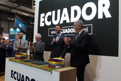 La suscripción del convenio entre el Ministerio de Turismo y Fitur, en el stand de Ecuador.