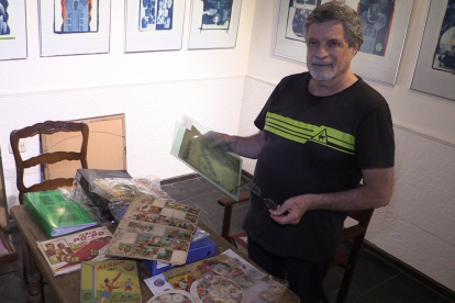 Caso. El dibujante y escultor argentino Julio Rayón posa con varios de los álbumes de cromos que colecciona.