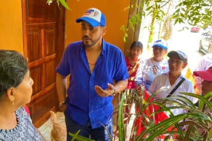 Conversar con los habitantes de su cantón era parte de las actividades del candidato.