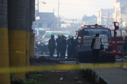 Un cortocircuito habría originado el siniestro. Afectados se quejan que los bomberos no llegaron abastecidos de agua.