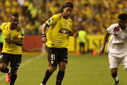 El brasileño Ronaldinho, en 2016, fue la primera estrella mundial en ser invitada para jugar con el equipo de Barcelona.