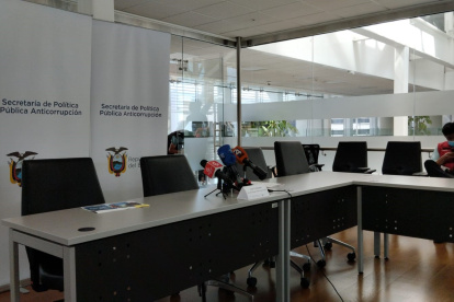 Salón. En la Plataforma Financiera todo estuvo listo para la rueda de prensa de Luis Verdezoto.