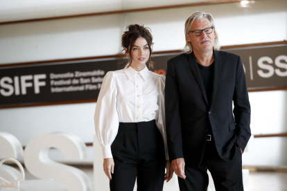 Foto de archivo del realizador Andrew Dominik (d), junto a la actriz Ana de Armas.