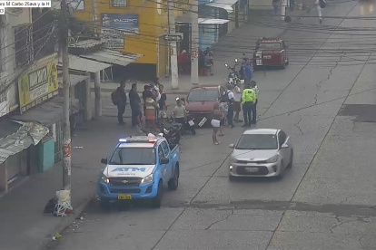 Agentes de tránsito realizaban una citación entre las calles La 25 y La H