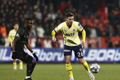 El Fenerbahce mantiene la presión sobre el líder Galatasaray