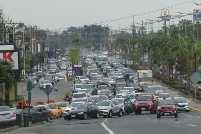 La Puntilla. En las denominadas horas pico, el tráfico vehicular en La Puntilla se vuelve un ‘infierno’ para quienes ingresan o salen del sector.