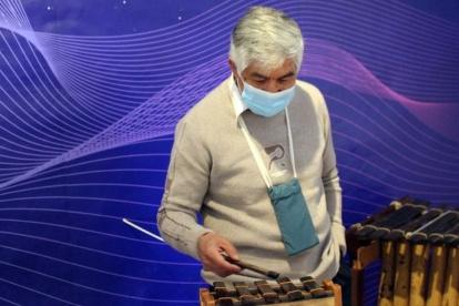 Actividades. La confección de instrumentos es parte del taller.