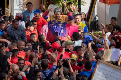 El presidente de Venezuela, Nicolás Maduro, acompaña una manifestación de simpatizantes del oficialismo /