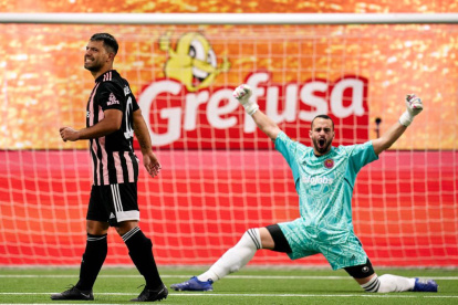 Sergio Agüero (d), jugador argentino que vendrá a la Noche Amarilla, se lesionó jugando la Kings League.