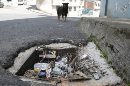 En la calle G. En la rejilla improvisada, colocada por los vecinos ante el robo de la estructura normal de acero, se acumula todo el material que desciende debido a las lluvias.