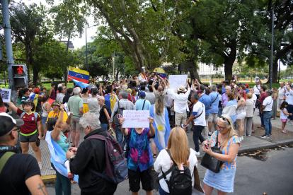 AME7954. BUENOS AIRES (ARGENTINA), 22/01/2023.- Venezolanos se manifiestan hoy contra la posible llegada a Argentina del presidente de Venezuela, Nicolás Maduro, en Buenos Aires (Argentina). Venezolanos residentes en Argentina se manifestaron este domingo para protestar por la posible presencia de Maduro en la VII Cumbre de la Comunidad de Estados Latinoamericanos y Caribeños (Celac), que tendrá lugar en Buenos Aires el martes próximo. Unos cien manifestantes se reunieron frente al hotel Sheraton, en el barrio capitalino de Retiro, donde se desarrollará la reunión de presidentes. EFE/Enrique García Medina