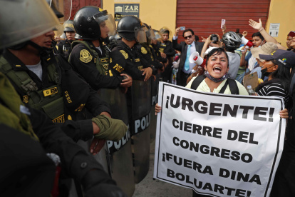 Ciudadanos protestan junto a la sede de la Prefectura, donde se encuentran los manifestantes detenidos, en Lima (Perú). EFE/Paolo Aguilar