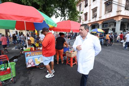 El candidato a la Alcaldía de Guayaquil visitó las inmediaciones del mercado Cuatro Manzanas.