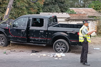 Un integrante de la Guardia Nacional, vigila una camioneta con impactos de bala hoy en estado de Veracruz (México). Al menos seis personas, entre ellos dos menores de edad, murieron durante un ataque armado ocurrido la tarde de este domingo en Veracruz, al Este de México. EFE/Miguel Victoria