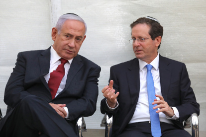 Foto de archivo (16/06/2021) del primer ministro israelí Benjamin Netanyahu (i) y el presidente de Israel, Isaac Herzog. EFE/EPA/ABIR SULTAN