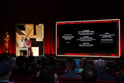 Ahmed (L) y Allison Williams (R) anuncian las nominaciones a los Premios de la Academia al mejor diseño de producción en la ceremonia de nominación de los Premios de la Academia número 95 en el Teatro Samuel Goldwyn en Beverly Hills, California, EE. UU., el 24 de enero de 2023.