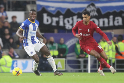 El volante Moisés Caicedo (i) está en la mira de Chelsea y Liverpool por sus destacadas actuaciones con el Brighton.