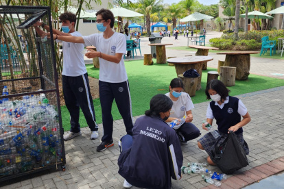 Los alumnos del Liceo Panamericano recogen y reciclan botellas de plástico.