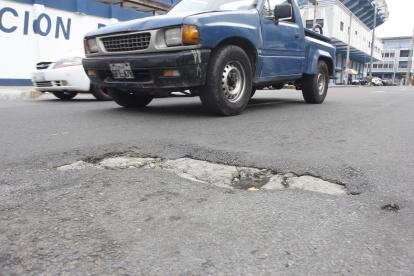 Moradores denuncian huecos en la calle José Mascote, a la altura de la Piscina Olímpica