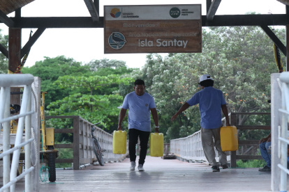 sla Santay. Los comuneros de la isla deben trasladar a diario canecas con agua desde la ciudad de Guayaquil.