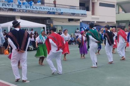 Estudiantes presentaron baile típicos para destacar la cultura ecuatoriana.