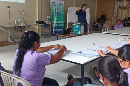 Guayaquil. Varias personas acuden a uno de los talleres presenciales que ofrece la Fundación Huancavilca.