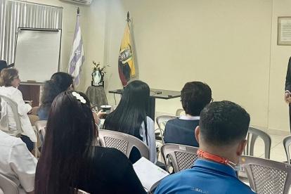 Guayaquil. Un grupo de personas asiste a uno de los talleres que imparte esta organización barrial.