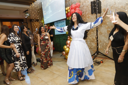 Competencia. Mitzy Elizalde, exalumna, se midió el uniforme para demostrar que tiene la misma medida de cintura que en la adolescencia.