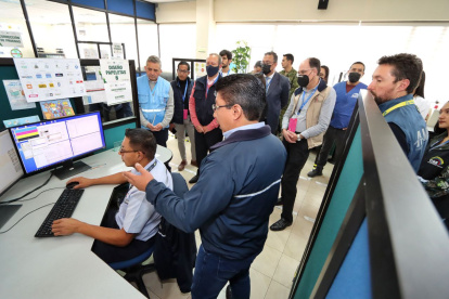 Recorrido. Observadores electorales en una actividad oficial, en Quito.