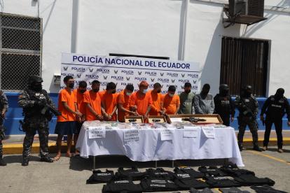 Evidencia. Además de explosivos se encontró uniformes falsos de Policía.