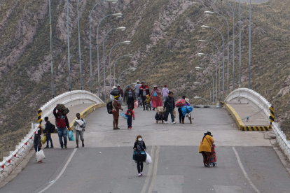 Fronteras. Varias personas cruzan a pie la frontera entre Bolivia y Perú, debido a las protestas sociales, en la población de Desaguadero.