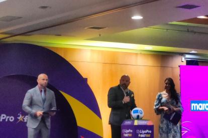 Miguel Ángel Loor, presidente de la Liga Pro, presenta a Nike Fly, el balón oficial que rodará en la temporada 2023 para las competencias de Serie A y Serie B