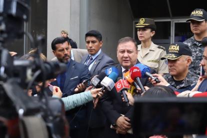 El ministro del Interior, Juan Zapata, brindó detalles del informe afuera de la Fiscalía.