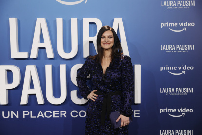 La cantante italiana Laura Pausini posa a su llegada al estreno de su película "Laura Pausini - Un placer conocerte", en abril de 2022 en Madrid.