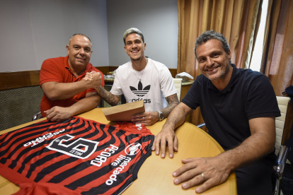 Pedro, delantero brasileño del Flamengo durante la firma de renovación.