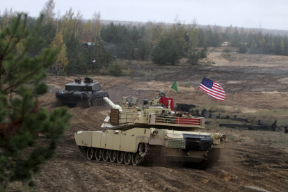 Adazi (Latvia).- (FILE) - UK soldiers with their battle tank Challenger (L) and US soldiers with their battle tank Abrams (R) take part in gunnery shoot-off between the Enhanced Forward Presence nations at the military exercise Iron Tomahawk in Adazi Military Base, Latvia, 23 October 2018 (reissued 25 January 2023). The US are to send some 31 of their M1 Abrams tanks to the Ukraine, US President Biden announced on 25 January 2023. The annnouncement comes the same day Germany cleared the way for deliveries of German-made Leopard 2 tanks to the Ukraine. Russian troops entered Ukraine territory on 24 February 2022, starting an armed conflict that has provoked destruction and a humanitarian crisis. (Alemania, Letonia, Rusia, Ucrania, Estados Unidos) EFE/EPA/VALDA KALNINA *** Local Caption *** 54722124