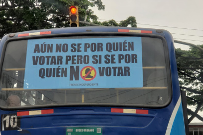 Transporte. La parte posterior de la carrocería de un bus.