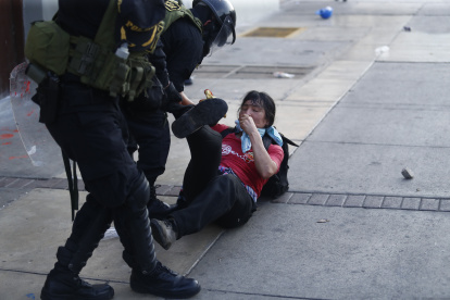 Manifestantes y policías se enfrentan durante una nueva marcha antigubernamental, hoy en Lima (Perú). La "gran marcha nacional" convocada para exigir la renuncia de la presidenta de Perú, Dina Boluarte, desencadenó este martes enfrentamientos entre cientos de manifestantes y agentes de la Policía Nacional (PNP) en calles y plazas del centro histórico de Lima. Los choques se presentaron después de que piquetes de manifestantes recorrieran en diferentes grupos el centro histórico tras concentrarse en la plaza Dos de Mayo, donde se encuentra la sede de la Confederación General de Trabajadores del Perú (CGTP), el principal gremio sindical peruano. EFE/ Hugo Curotto