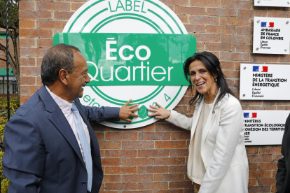 BOG400. BOGOTÁ (COLOMBIA), 24/01/2023.- La secretaria de Estado de Desarrollo, Francofonía y Colaboración Internacional de Francia, Chrysoula Zacharopoulou, sonríe hoy junto al presidente de junta del ecobarrio La Esmeralda, Pedro Abril Rodríguez, durante su visita en Bogotá (Colombia). El Gobierno francés reafirmó su compromiso de cooperación bilateral con el Ejecutivo colombiano en materia medioambiental para proyectos como los ecobarrios en ciudades y zonas rurales. EFE/Carlos Ortega