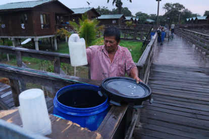 Falencias. Los comuneros deben abastecerse de agua en tanques.