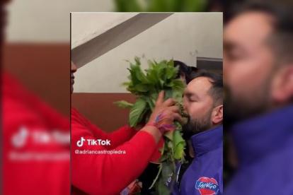 El candidato Adrián Castro en un mercado.