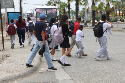 Los estudiantes de la escuela Rosita Paredes atraviesan corriendo los parterres de la avenida Francisco de Orellana.