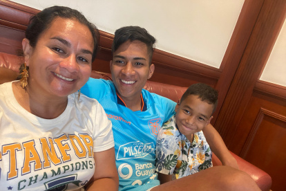 Marlene Martínez pudo entrar a la concentración de la Tri para pasar con su hijo Jeampaul Herrera, quien cumplió años.