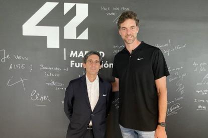 Pau Gasol junto a uno de los directivos de Telefónica, antes de firmar la alianza.