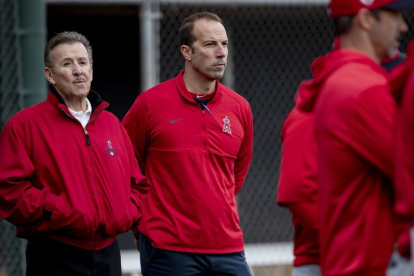 Arte Moreno (i) durante una de las prácticas de los Angelinos.